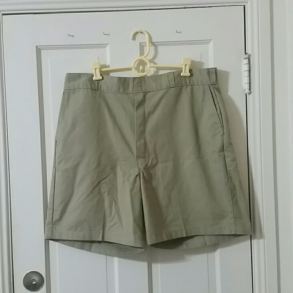 Dickies  Men's  Shorts. Size 40.